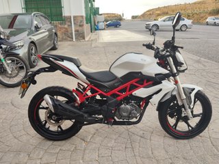 Benelli BN 125 Naked Blanca y Roja
