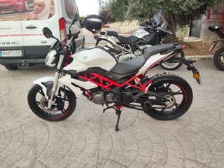 Benelli BN 125 Naked Blanca y Roja
