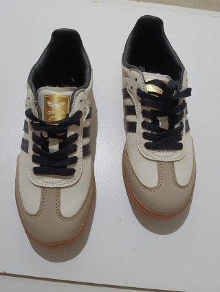 Zapatillas Adidas Beige y Negro Talla 36