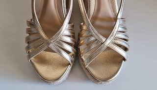 Sandalias doradas cuña esparto