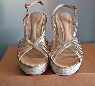 Sandalias doradas cuña esparto