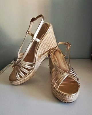 Sandalias doradas cuña esparto