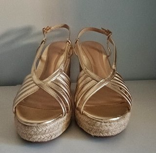 Sandalias doradas cuña esparto