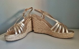 Sandalias doradas cuña esparto