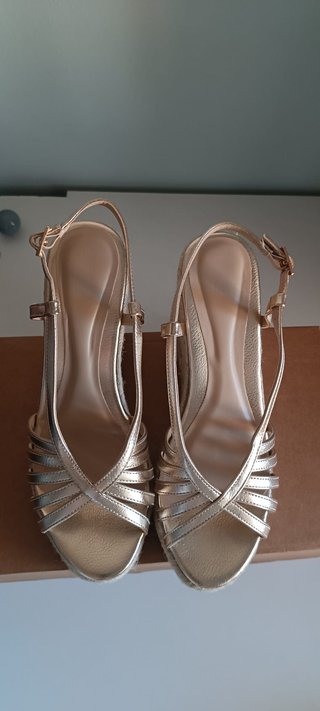 Sandalias doradas cuña esparto