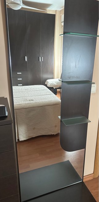 Espejo de dormitorio con estantes
