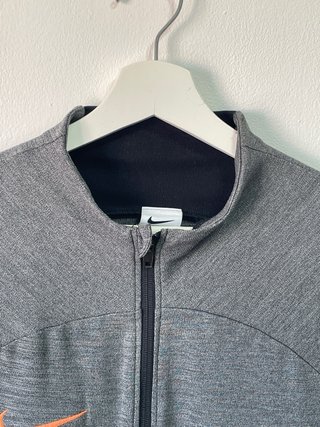 Chaqueta Nike gris con logo naranja talla L