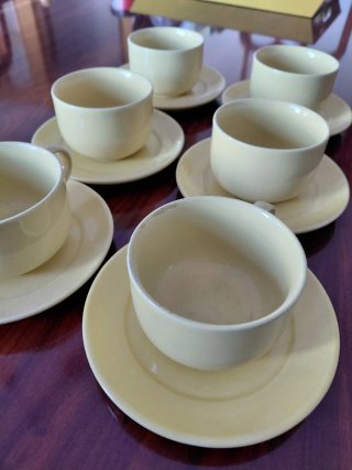 6 Tazas de café con platos amarillos