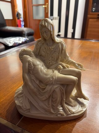 Figura Pietà Piedra Beige