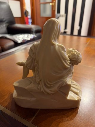 Figura Pietà Piedra Beige