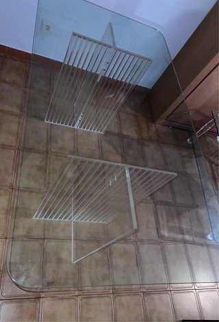 Mesa de cristal y acrílico