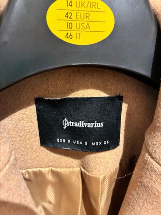Abrigo largo Camel Stradivarius