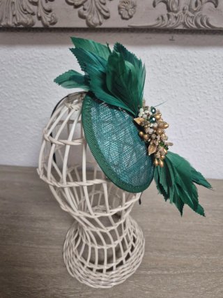 Tocado casquete rafia, plumas y pedrería