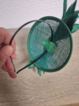 Tocado casquete rafia, plumas y pedrería