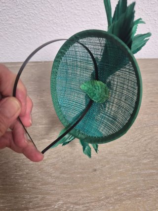 Tocado casquete rafia, plumas y pedrería