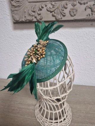 Tocado casquete rafia, plumas y pedrería