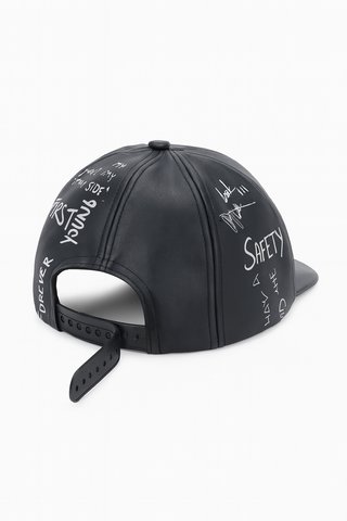 Gorra Zara efecto cuero estilo urbano