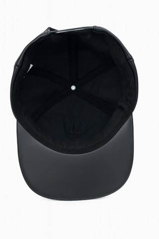 Gorra Zara efecto cuero estilo urbano