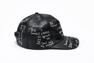 Gorra Zara efecto cuero estilo urbano