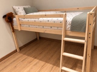Cama alta infantil madera con escalera