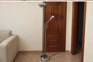Lámpara de pie gris con dos focos