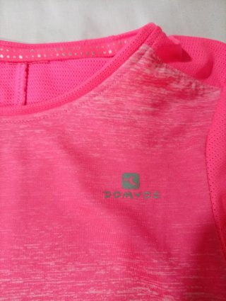Camiseta deportiva para niña marca domyos