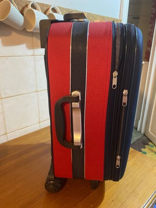 Maleta de viaje azul y roja