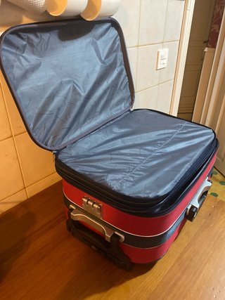 Maleta de viaje azul y roja
