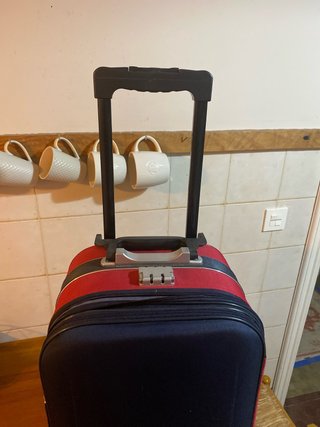 Maleta de viaje azul y roja