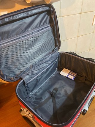 Maleta de viaje azul y roja