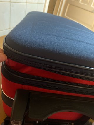 Maleta de viaje azul y roja