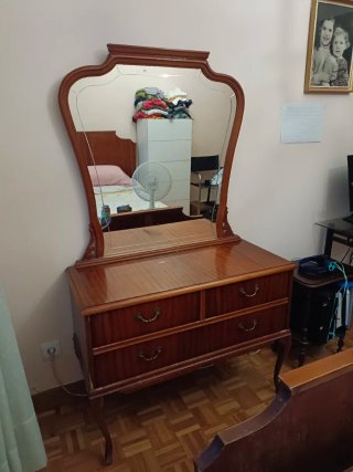Cómoda de madera con 4 cajones