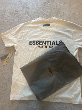 T-shirt Essentials bege Tamanho M(Equivale a um L)