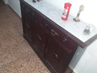 Recibidor de madera con tapa de mármol