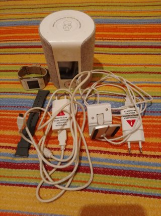 Altavoz, reloj y cables