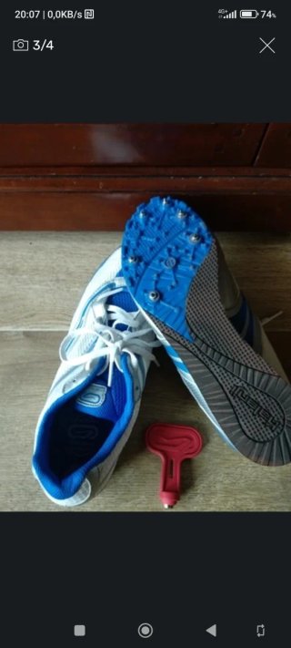 Zapatillas de atletismo blancas y azules