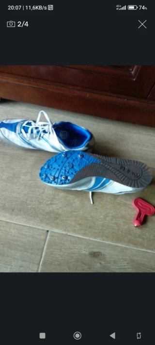 Zapatillas de atletismo blancas y azules