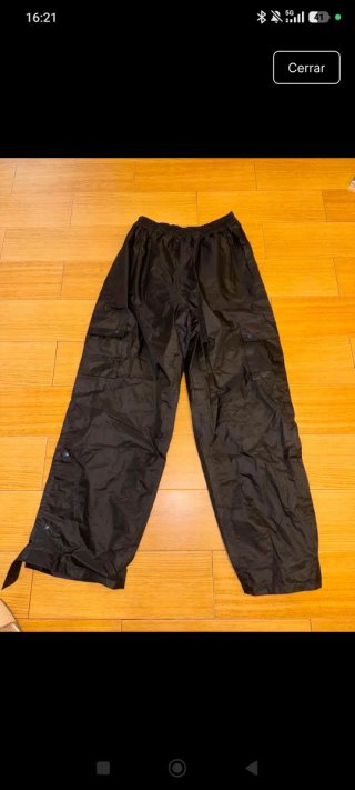 Pantalón impermeable negro