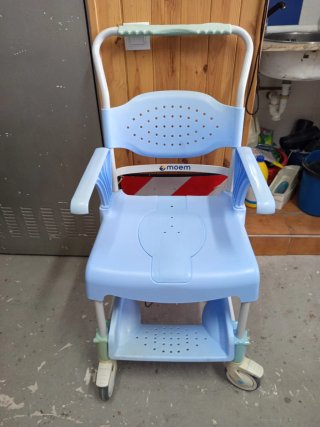 Silla de ducha e inodoro azul