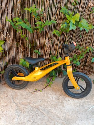 Bicicleta de equilibrio Lionelo amarilla