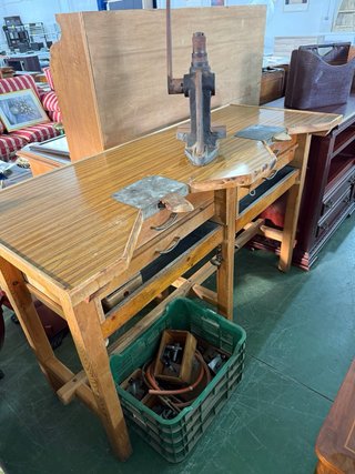 Mesa joyero de madera