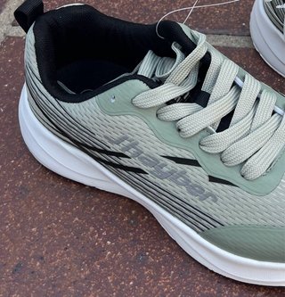 Zapatillas deportivas verdes y blancas