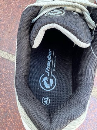 Zapatillas deportivas verdes y blancas