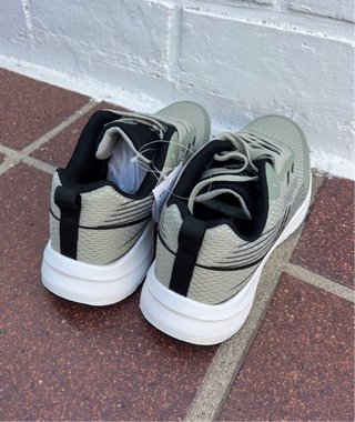 Zapatillas deportivas verdes y blancas
