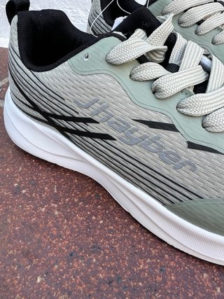 Zapatillas deportivas verdes y blancas