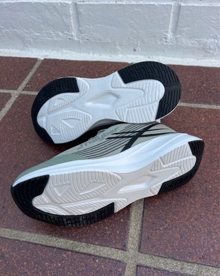 Zapatillas deportivas verdes y blancas