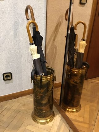 Paragüero de latón con diseño marmoleado