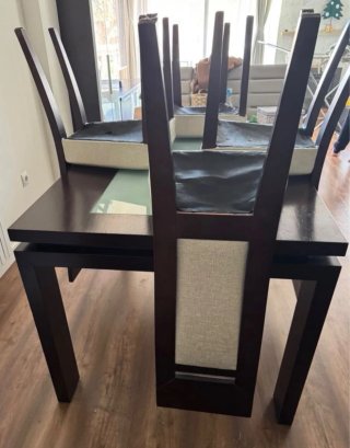 Mesa de comedor y 4 sillas