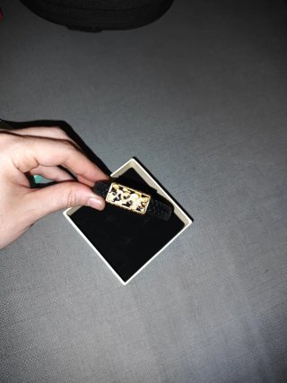 Pulsera de cuero trenzado con detalles dorados