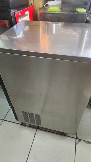 Máquina de Hielo con descalcificador